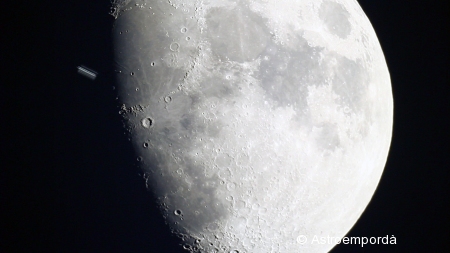 Trànsit de la ISS per la lluna a partir de vídeo