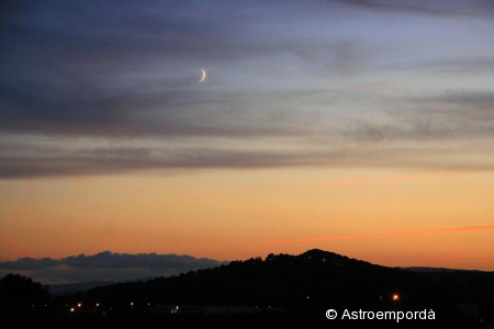 Lluna i venus entre núvols