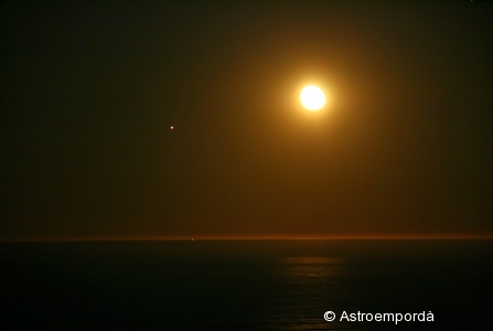 Júpiter i la lluna sobre el mar