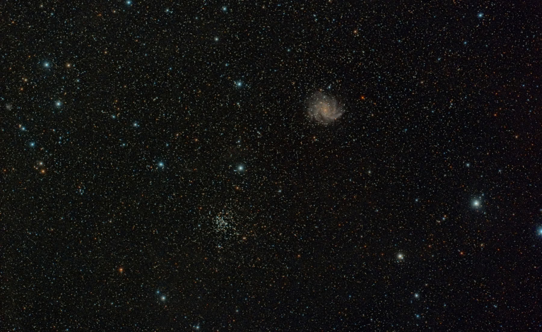 Galàxia NGC 6946 i cúmul NGC 6939
