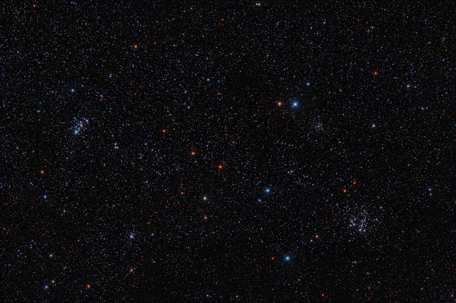 Cúmuls M103 (esquerra). NGC 663 (sota dreta) i NGC 659 (dreta superior).