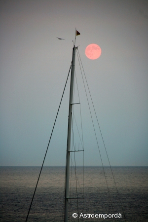 Sortida de lluna pel mar