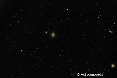 Galàxia M85 i altres (NGC4394 a l'esquerre, NGC4293 a la dreta).