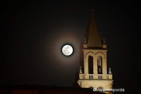 Lluna plena a l'església de Palamós