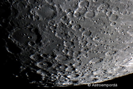 Pol sud de la lluna plena de cràters