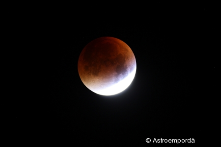 Eclipsi de lluna a punt del màxim