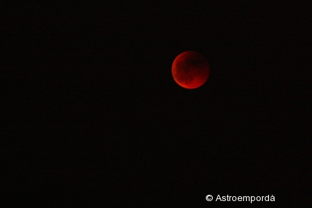 Eclipsi de lluna entre núvols Eclipsi de lluna entre núvols