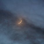 Lluna creixent entre nvúvols