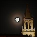 Lluna plena a l'església de Palamós