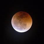 Eclipsi de lluna a punt de sortir de la totalitat