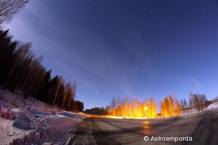 Foto nocturna amb un estel fugaç i tot!