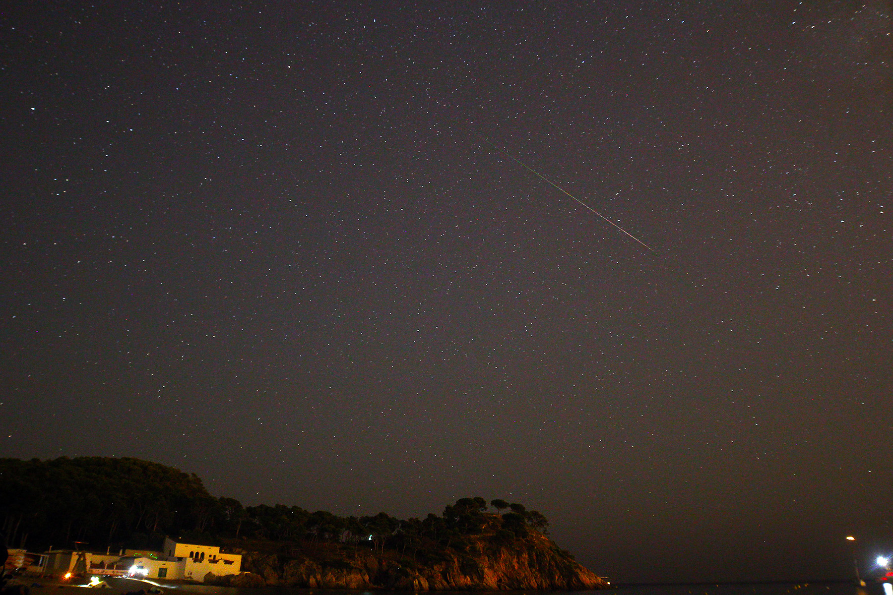 Perseid sobre el poblat ibèric de la Platja de Castell. 12/08/2017 - Platja de Castell, Palamós. Canon EOS 60D a 1600ISO. Samyiang 14 f/2.8. 20s d'exposició. Adobe Photoshop CS6.