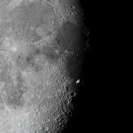 ISS il·luminada per davant la lluna