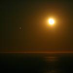 Júpiter i la lluna sobre el mar