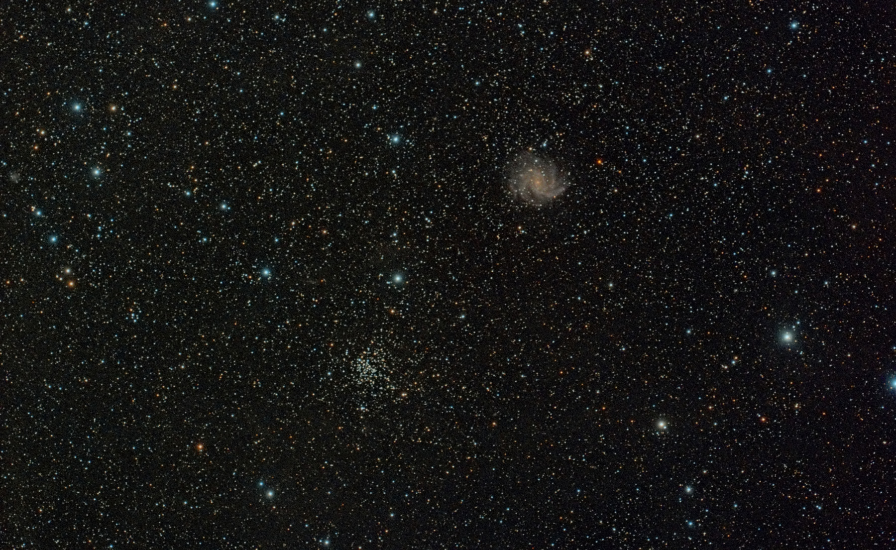 Galàxia NGC 6946 i cúmul NGC 6939