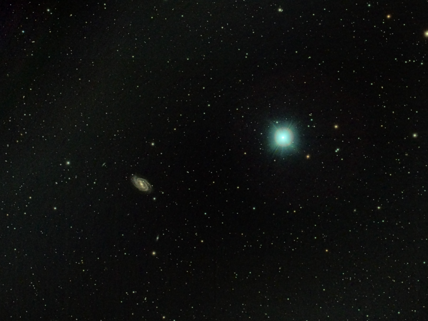 Galàxia M109 al costat de Phad