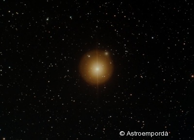 Fantasma de Mirach NGC 404