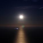 La lluna plena sobre el mar