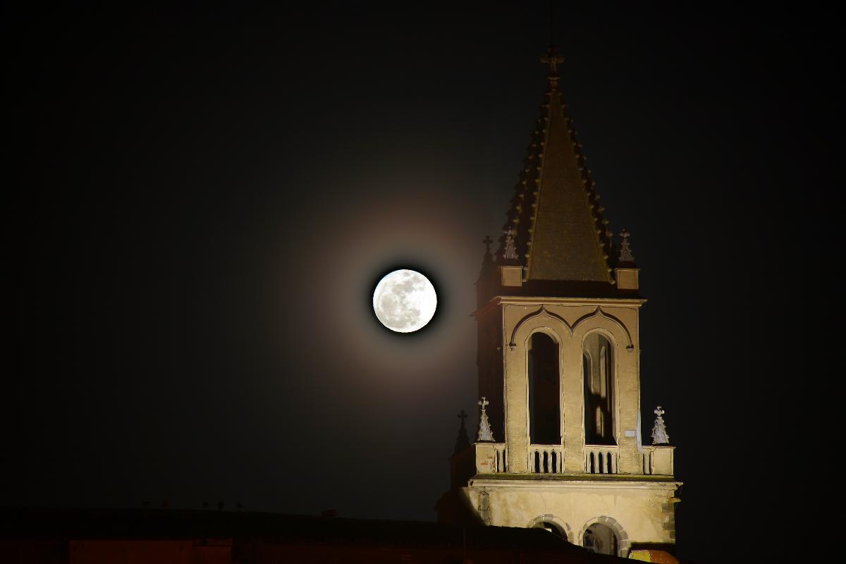 Lluna plena a l'església de Palamós