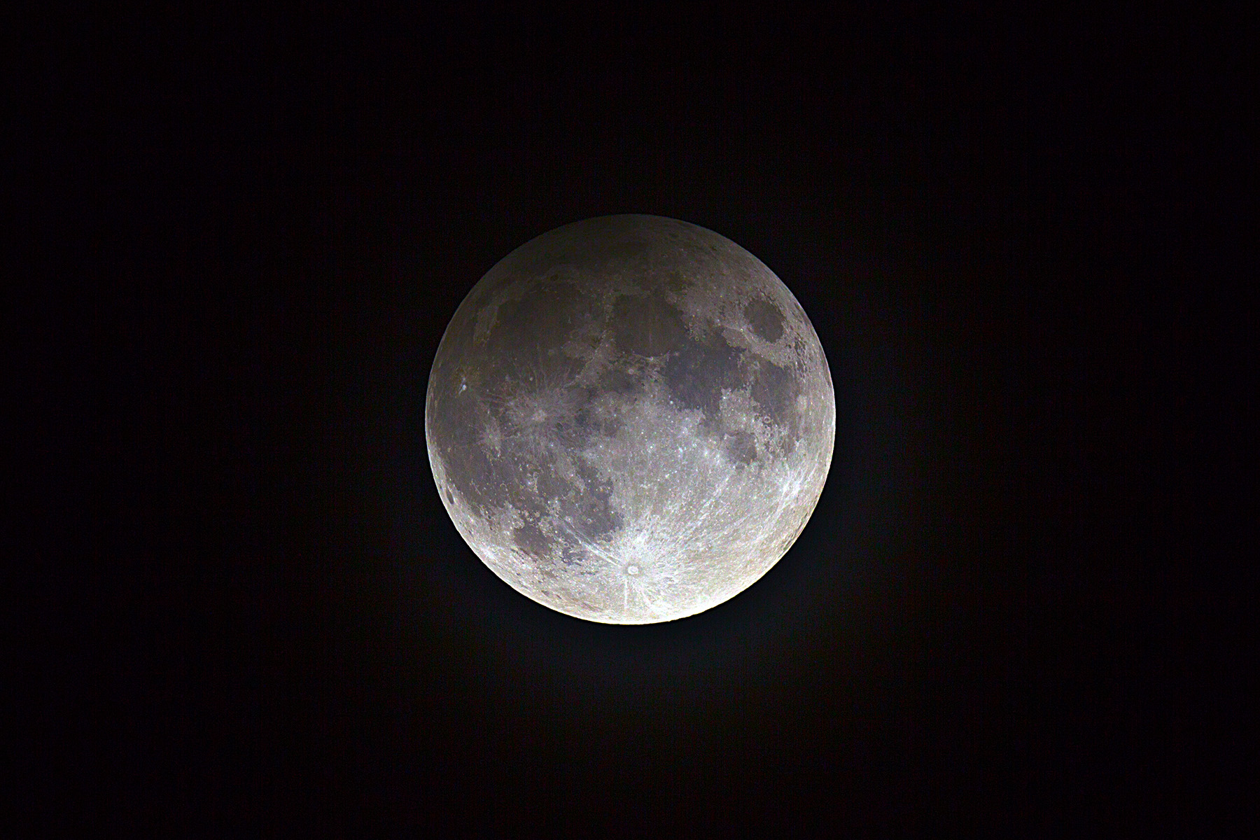 Eclipsi penombral de lluna al màxim