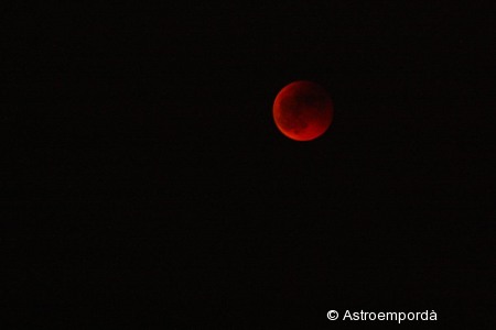 Eclipsi de lluna entre núvols