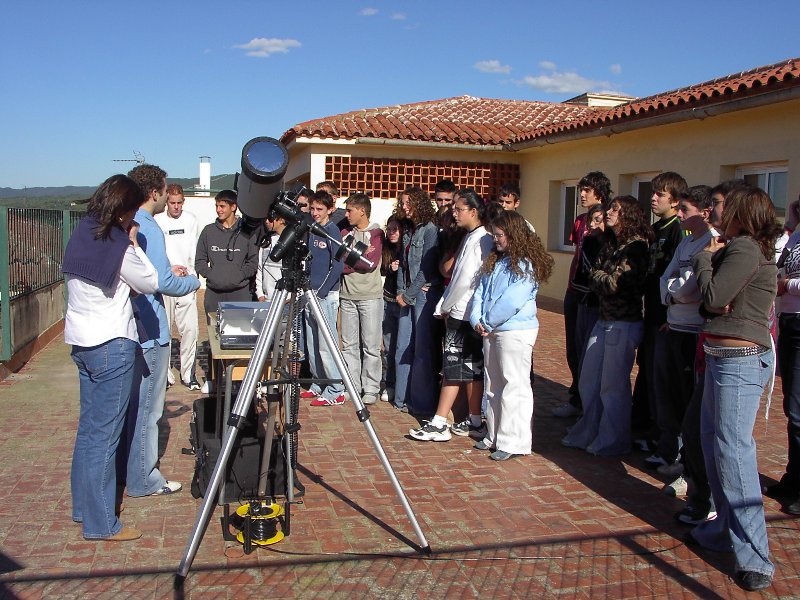 Observació de l'eclipsi anular a l'Escola Vedruna de Palamós